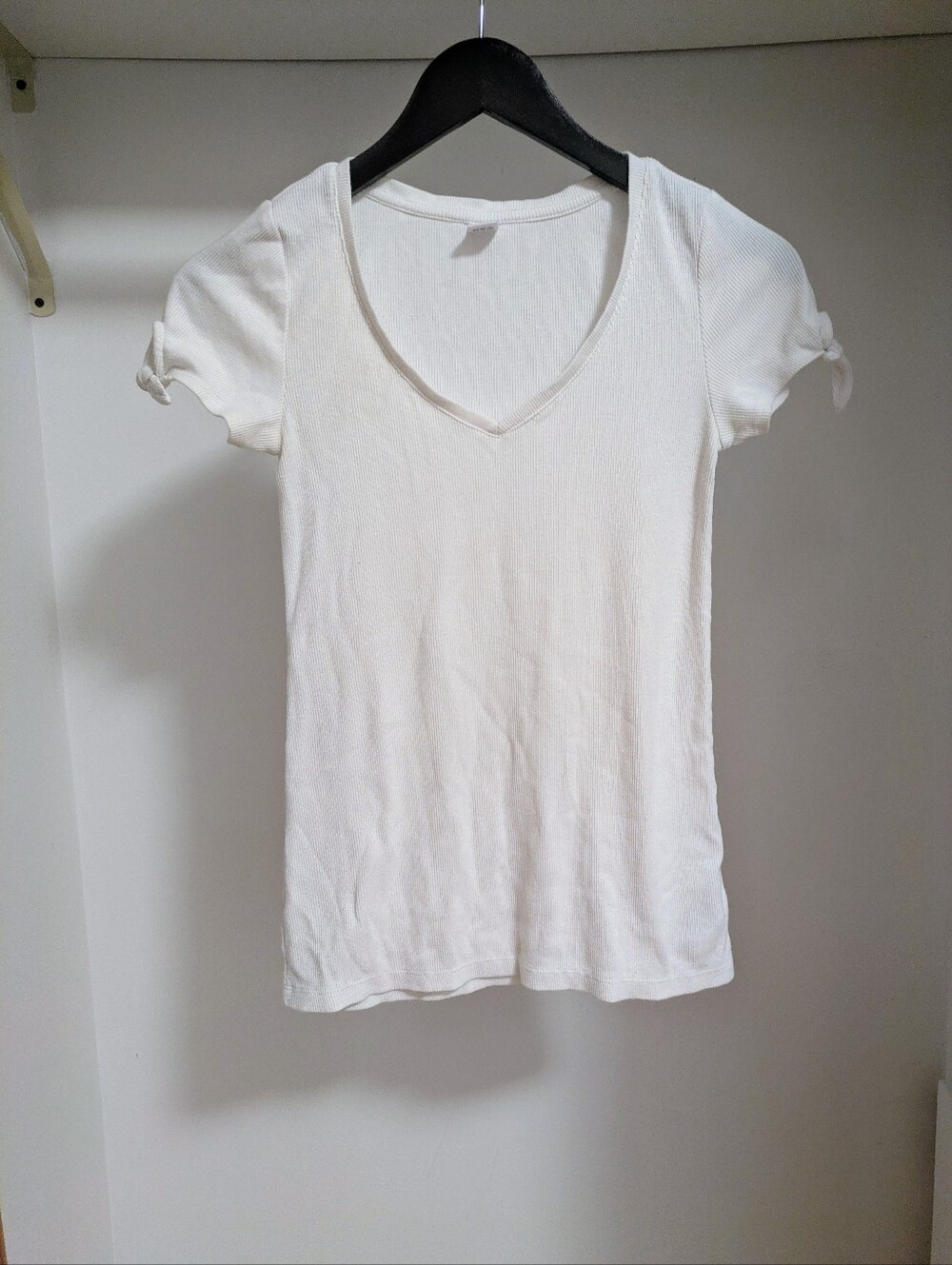 Old Navy ribbed v-neck tee with tie sleeves White size xs
